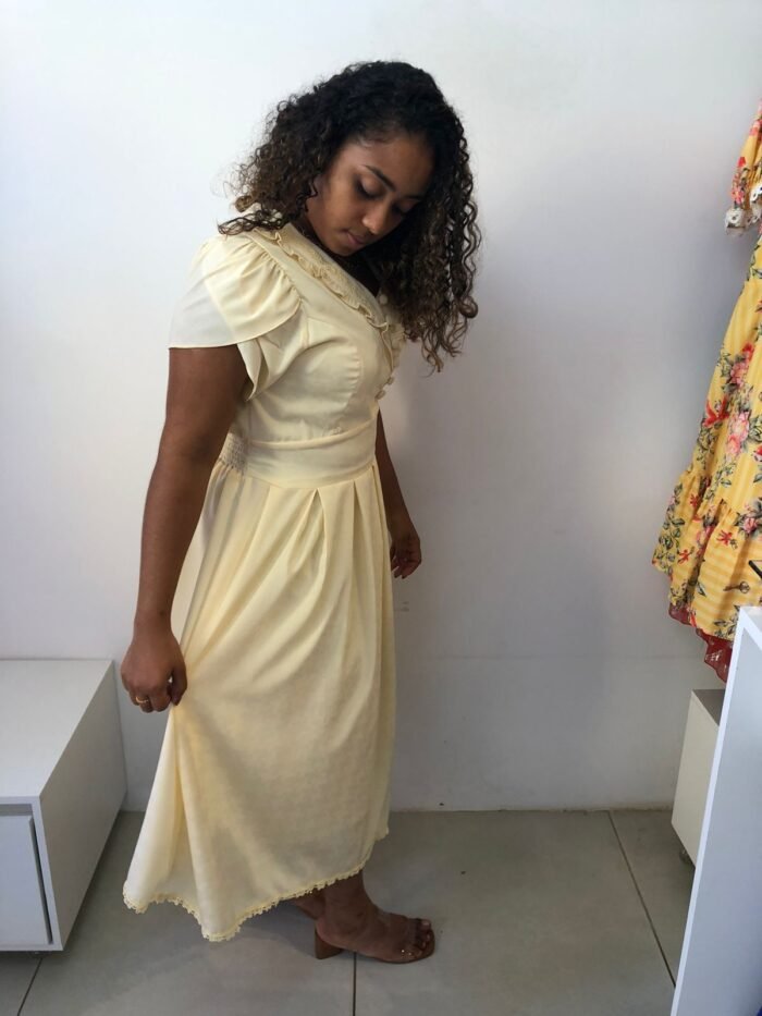 Vestido Midi Amarelo Manteiga - Botões Funcionais e Conforto em Lastex